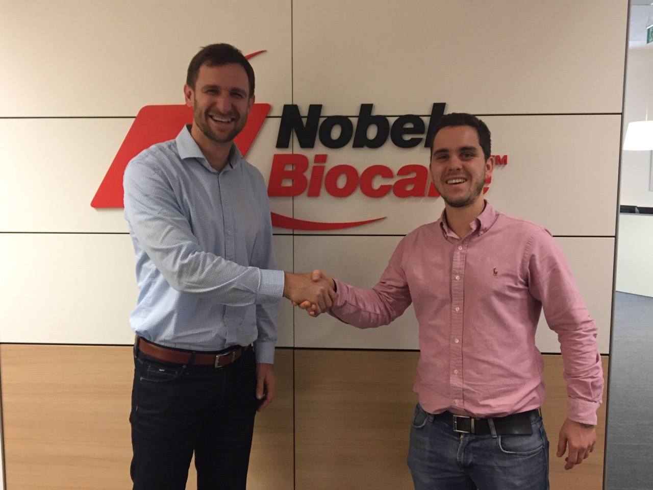 Dr. Varajti Artúr az Artdent Fogászat fogorvosa, szájsebésze kezet fog Varjas Dáviddal.