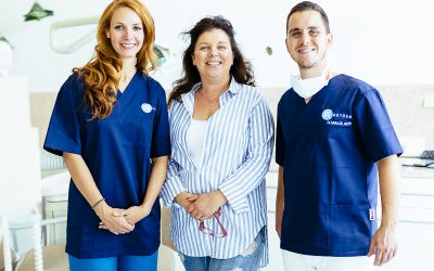 Dr. Varajti Artúr szájsebész áll a pácienssel és az asszisztenssel a budapesti fogászati rendelőben.