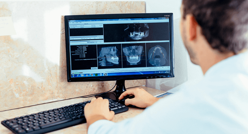 Dr. Varajti Artúr fogorvos, szájsebész egy fogbeültetést támogató szoftvert használ a budapesti fogászati rendelőben.