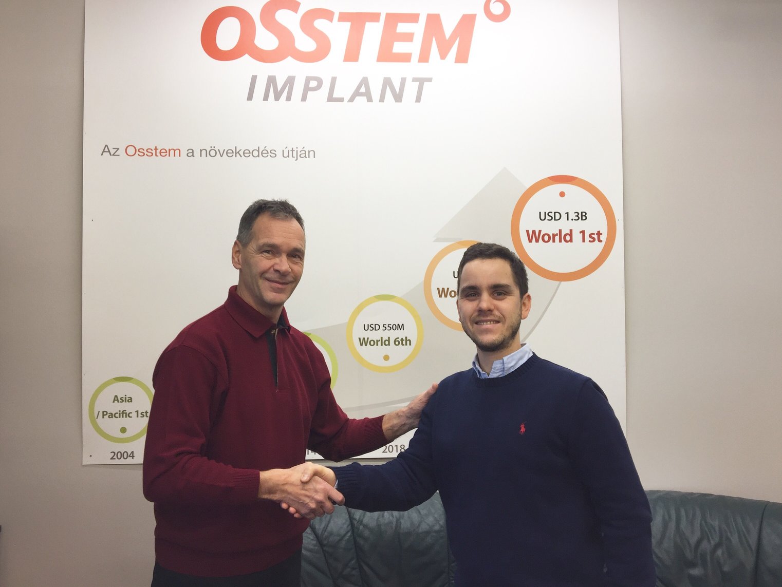Dr. Varajti Artúr az Artdent Fogászat fogorvosa, szájsebésze kezet fog Lutter Ervinnel, a MERFOL ügyvezető igazgatójával