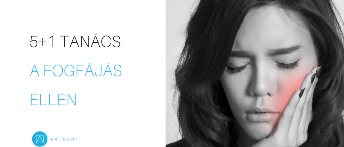 Egy nő fogja az arcát, mert fogfájás gyötri.