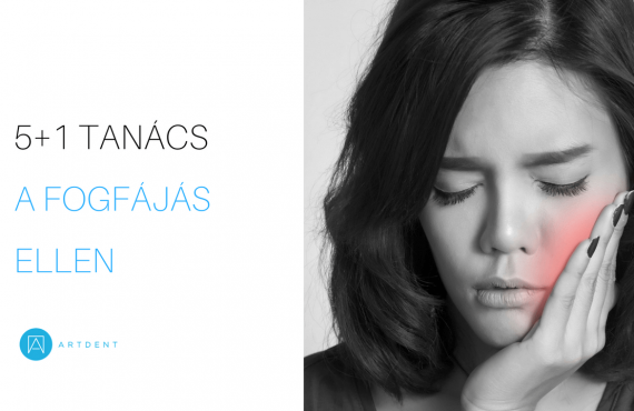 Egy nő fogja az arcát, mert fogfájás gyötri.