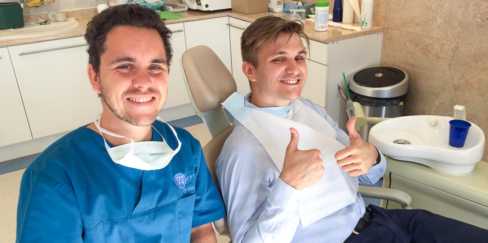 Dr. Varajti Artúr szájsebész és páciense mosolyog bölcsességfog eltávolítás után.