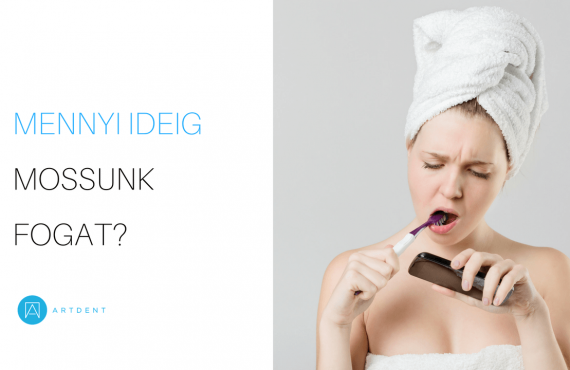 Egy nő nézi a telefonját fogmosás közben.