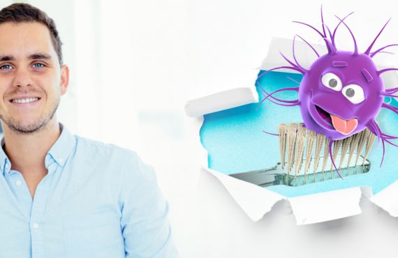Dr. Varajti Artúr mellett egy fogkefe, rajta egy baktérium.
