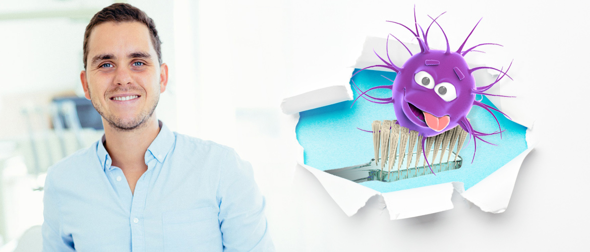 Dr. Varajti Artúr mellett egy fogkefe, rajta egy baktérium.