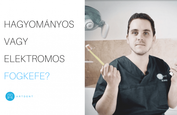 Képen Dr. Varajti Artúr, aki egy hagyomány és egy elektromos fogkefét tart a kezében.