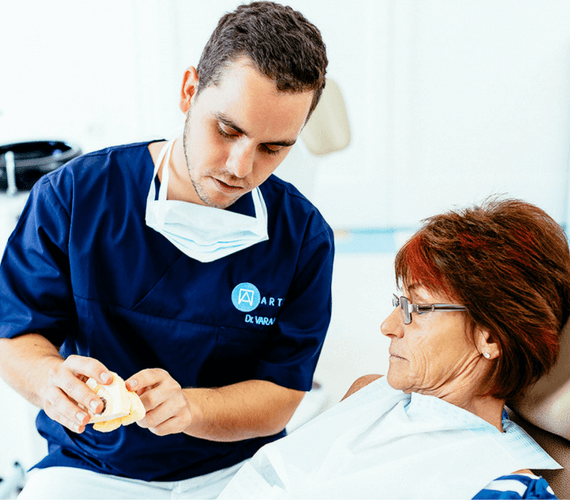 Kivehető implantációs fogsor teljes fogatlanság esetén