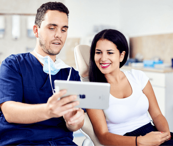 Dr. Varajti Artúr fogorvos és páciense konzultál cirkon fogpótlás előtt a budapesti fogászati rendelőben.