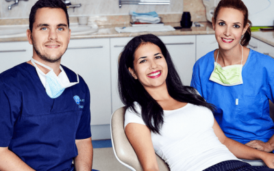 Dr. Varajti Artúr fogorvos, asszisztense és páciens fogpótlás után.