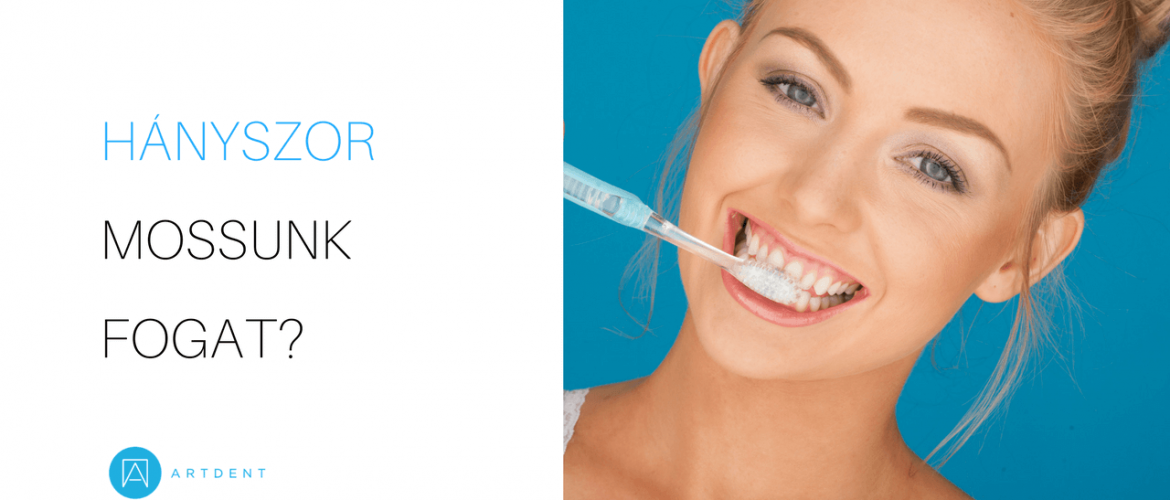 Fiatalal lány mossa a fogát