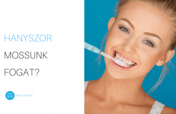 Fiatalal lány mossa a fogát