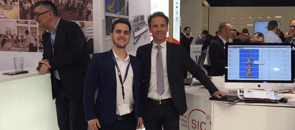 Dr. Varajti Artúr, az Artdent vezetője egy kiállítási konferencián mosolyogva