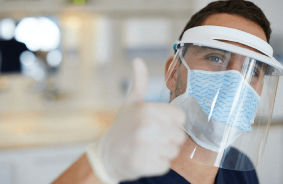 Dr. Varajti Artúr, az Artdent Fogászat vezetője hüvelykujjával felfelé mutat