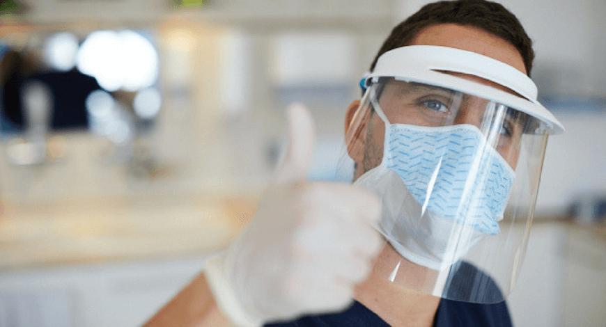 Dr. Varajti Artúr, az Artdent Fogászat vezetője hüvelykujjával felfelé mutat