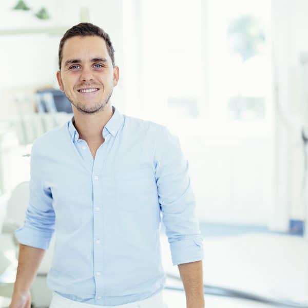 Dr. Varajti Artúr fogorvos áll a budapesti fogászati rendelőben.