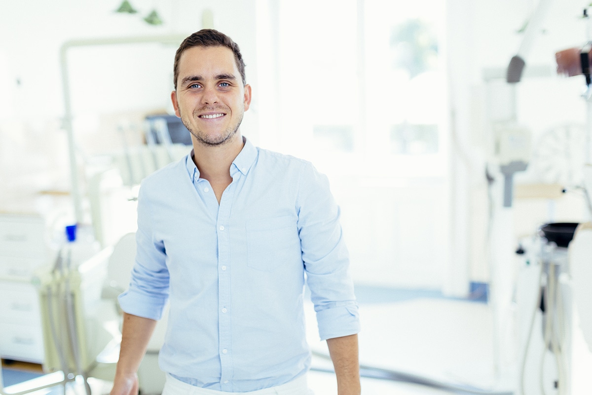 Dr. Varajti Artúr fogorvos áll a budapesti fogászati rendelőben.