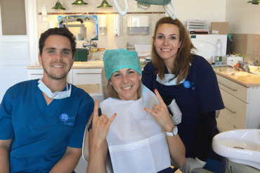 Dr. Varajti Artúr, fogászai asszisztense és páciense a bölcsességfog-eltávolítás után mosolyognak.