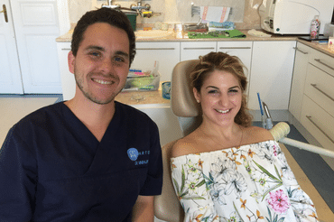 Dr. Varajti Artúr és páciense a bölcsességfog-eltávolítás után.