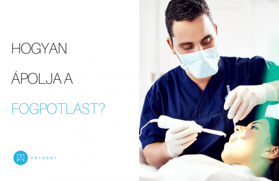 A kép jobb oldalán Dr. Varajti Artúr fogorvos, szájsebész bemutatja a páciensnek a fogpótlás ápolásának helyes lépéseit. A bal oldalon a cikk címe: a fogpótlás ápolása.