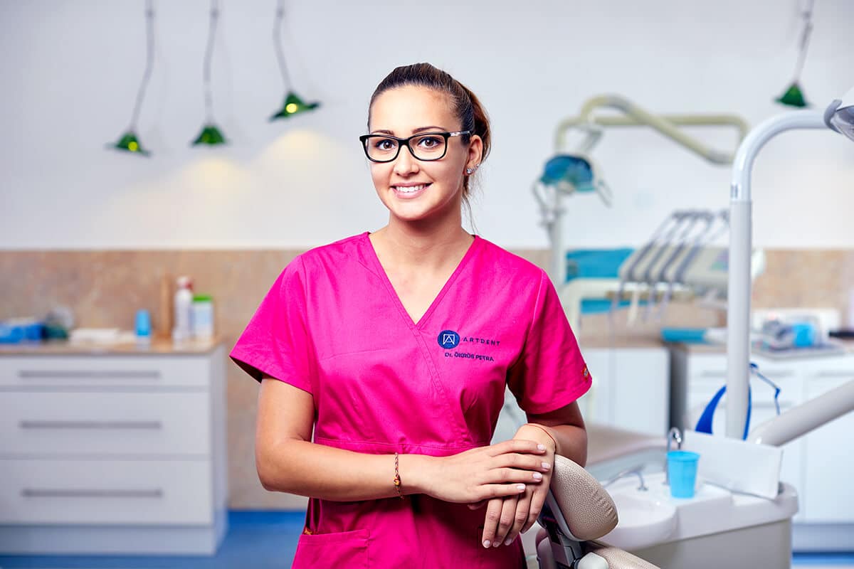 Dr. Ökrös Petra az Artdent Fogászat és Szájsebészet fogorvosa.