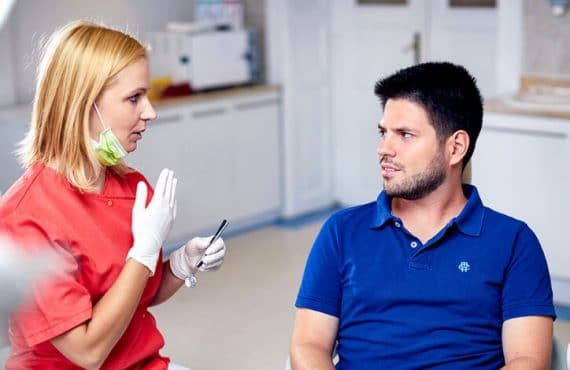 Fogszabályozás Budapest I Dr. Friedreich Dóra, az Artdent fogszabályozó szakorvosa és páciense konzultál.