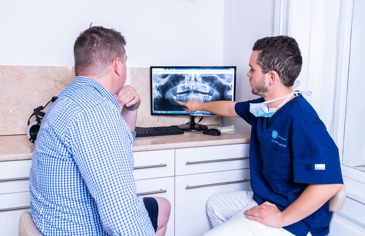 Dr. Varajti Artrúr páciensével a szájüregi röntgenfelvétel eredményeit nézi