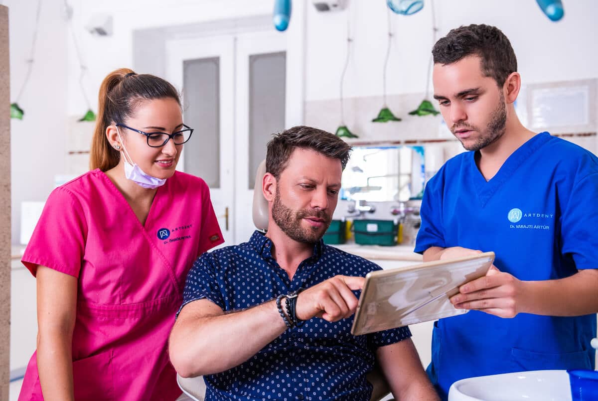 Dr. Ökrös Petra és Dr. Varajti Artúr pácienssel konzultál az Artdent Fogászatnál