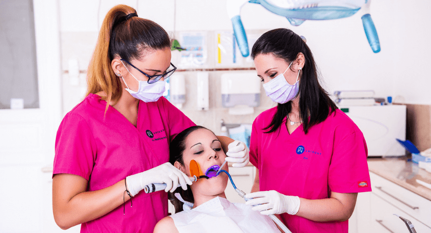 Dr. Ökrös Petra esztétikus fogtömés közben a budapesti fogászati rendelőben.