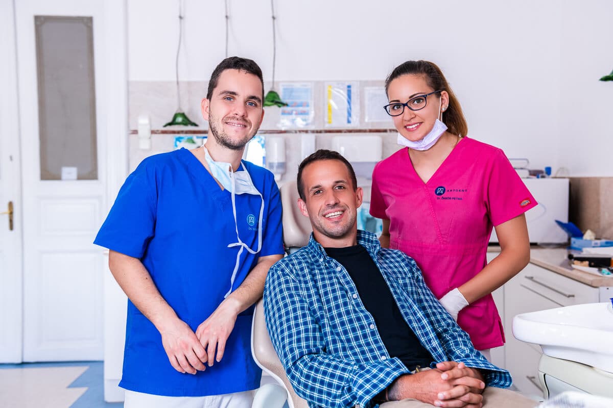 Dr. Varajti Artúr és Dr. Ökrös Petra állapotfelmérés után egy elégedett pácienssel az Artdent Fogászatban