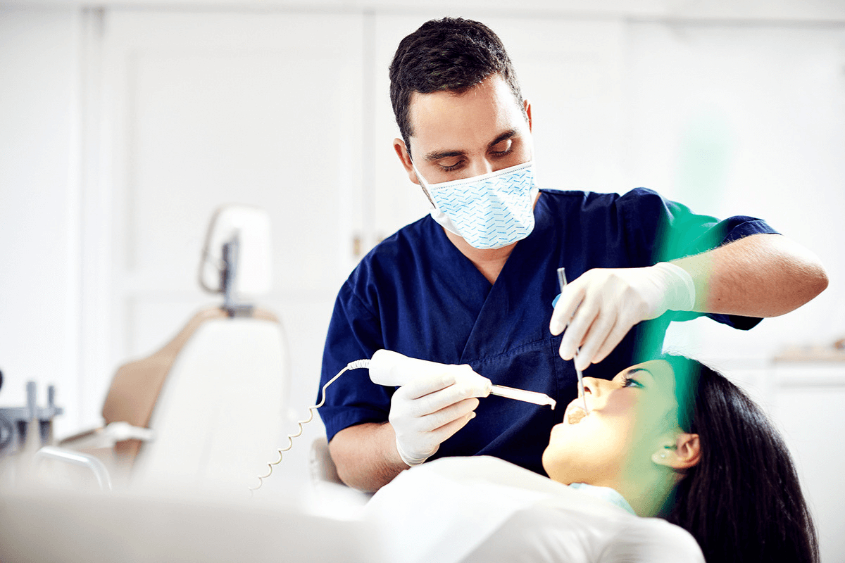 Dr. Varajti Artúr, az Artdent Fogászat vezetője kezeli páciensét