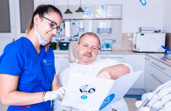 Dr. Ökrös Petra fogkrém választás tippeket ad a páciensnek.