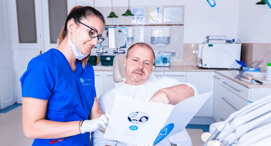 Dr. Ökrös Petra fogkrém választás tippeket ad a páciensnek.