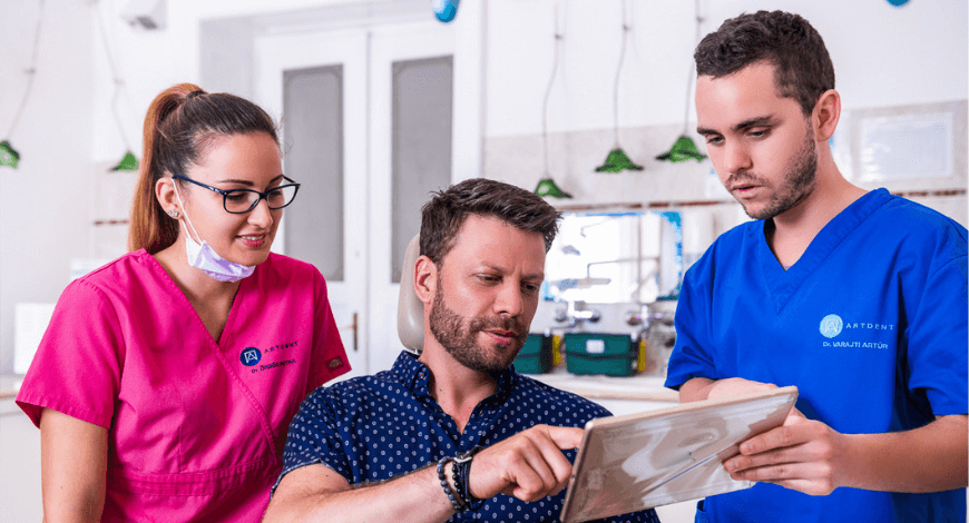 Ultrahangos fogkő-eltávolítás után Dr. Ökrös Petra fogorvos és Dr. Varajti Artúr szájsebész konzultálnak a pácienssel.