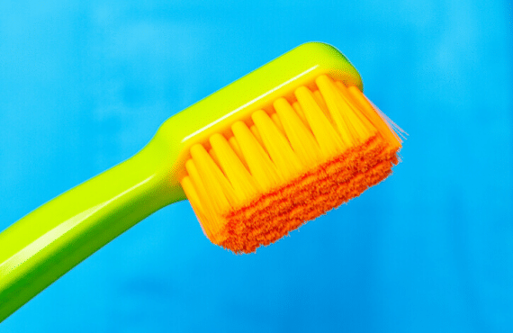 Dr. Varajti Artúr bemutatja a hatékony fogkefe ismerveit.