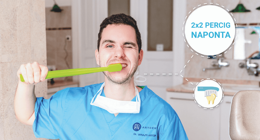 Dr. Varajti Artúr fogmosás közben a budapesti fogászati rendelőben.