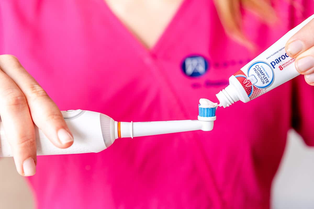 Dr. Ökrös Petra megmutatja, hogy mennyi fogkrémet kell használni fogmosáshoz.