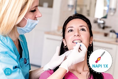 Dr. Friedreich Dóra bemutatja a fogköztisztító helyes használatát asszisztensen.