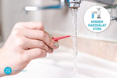 Dr. Friedreich Dóra megtisztítja a fogköztisztító kefét.