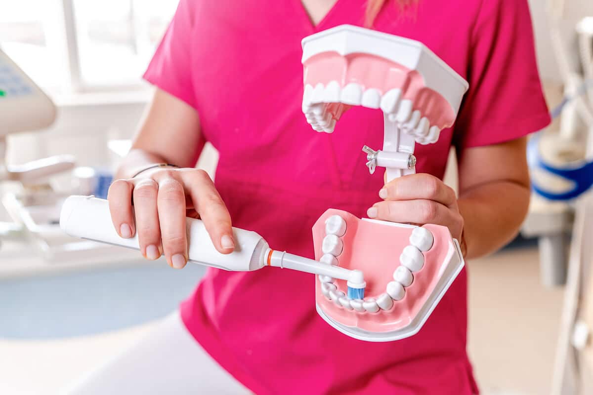 A budapesti fogászaton Dr. Ökrös Petra megmutatja, hogyan mossuk meg a fogak belső felszínét.