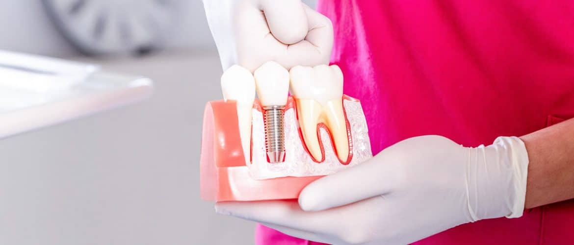 Dr. Ökrös Petra bemutatja az éjszakai fogszorítás hatásait.