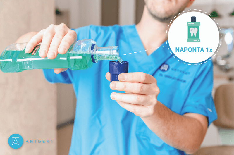 Dr. Varajti Artúr bemutatja a szájvíz helyes használatát. Szájvizet önt egy pohárba.