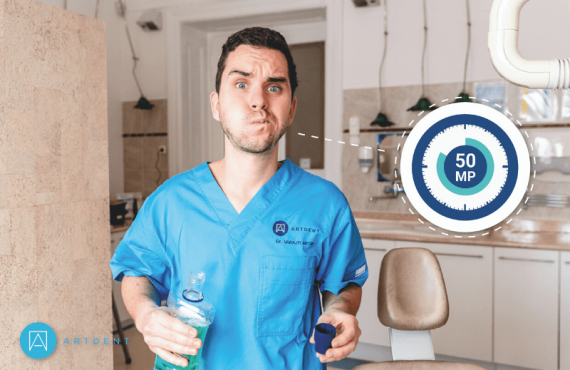 Dr. Varajti Artúr bemutatja a szájvíz helyes használatát. Kezében fogja az üveget és öblöget.