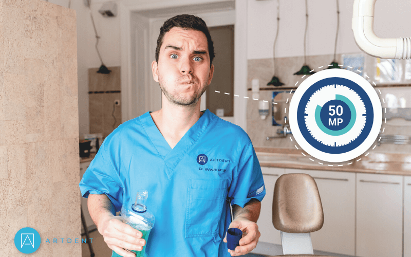 Dr. Varajti Artúr bemutatja a szájvíz helyes használatát. Kezében fogja az üveget és öblöget.