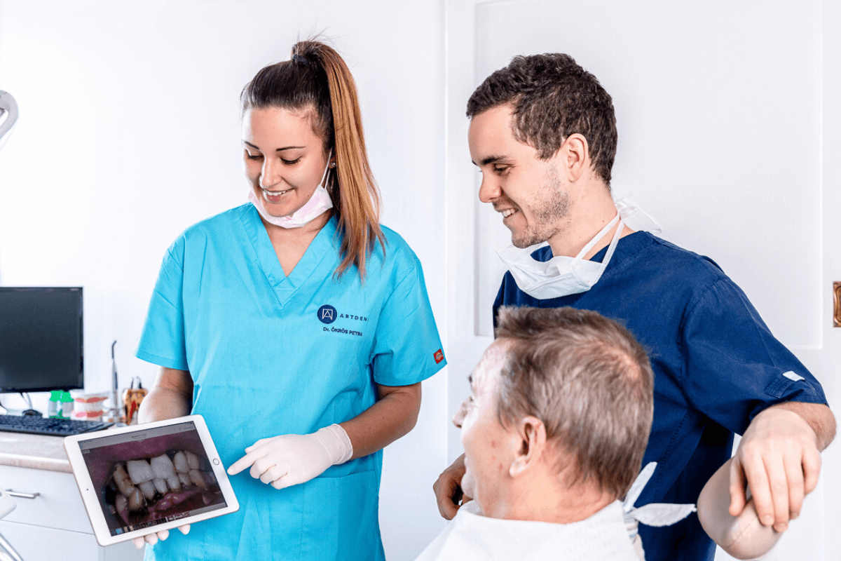 Fogászat Budapest - Dr. Varajti Artúr és Dr. Ökrös Petra konzultál a pácienssel a budapesti fogászati rendelőben.