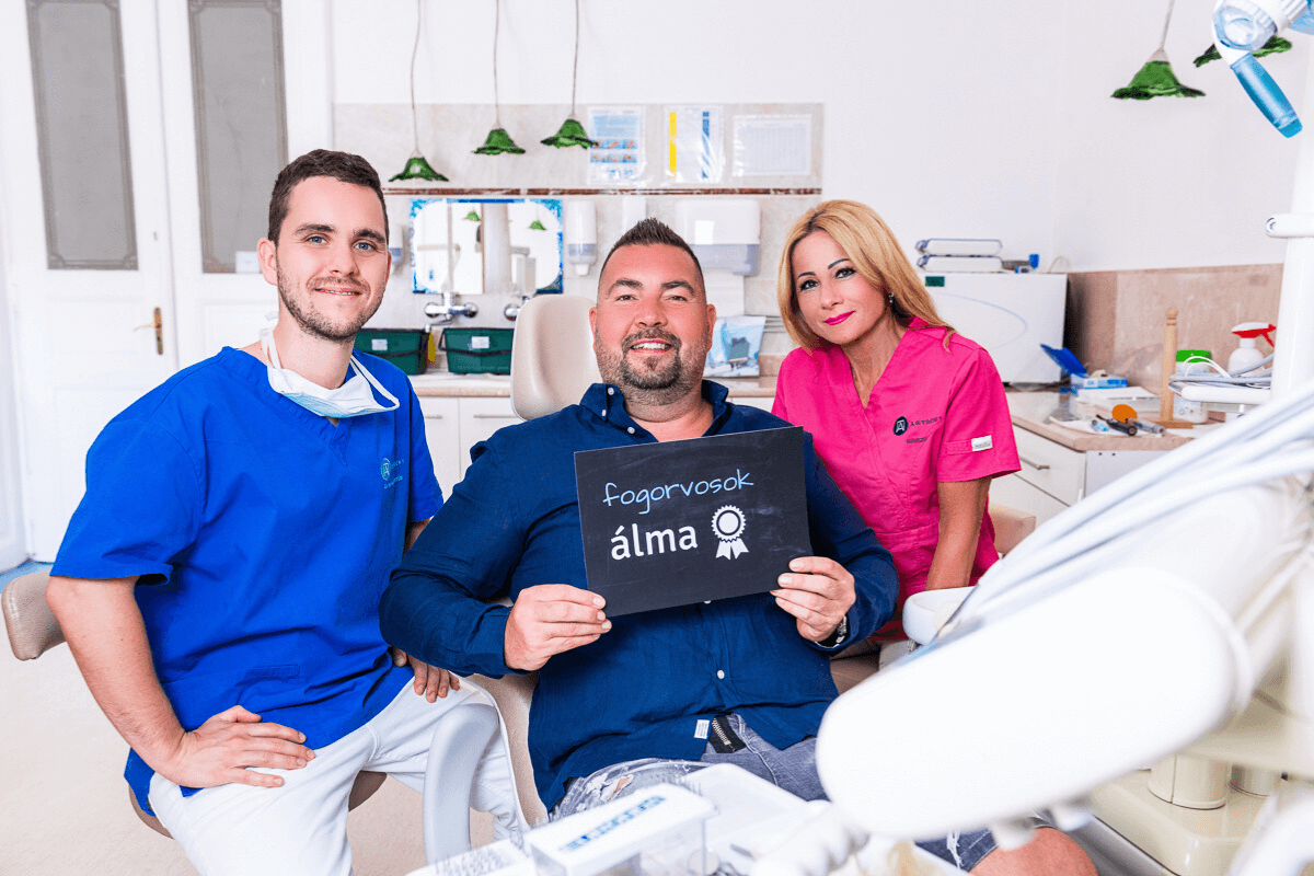 Dr. Varajti Artúr, az asszisztens és páciens mosolyog a kezelés után.