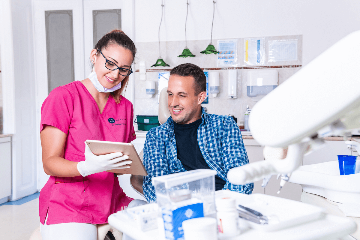 Dr. Ökrös Petra konzultál a pácienssel a budapesti fogászati rendelőben.