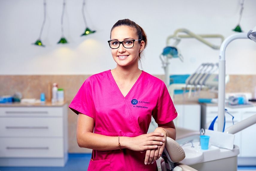 Dr. Ökrös Petra az Artdent Fogászat és Szájsebészet fogorvosa.