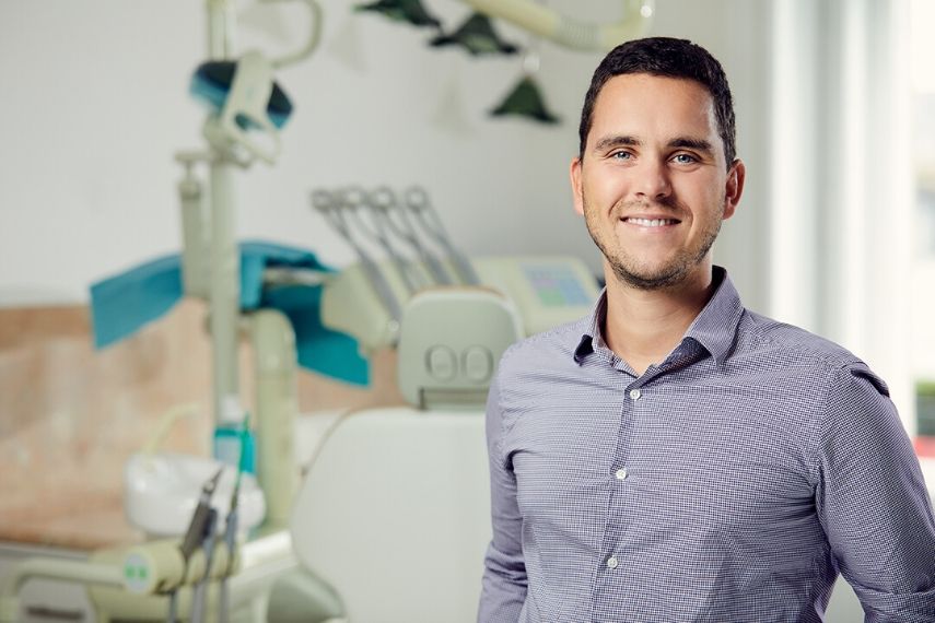 Dr. Varajti Artúr az Artdent Fogászat és Szájsebészet fogorvosa és szájsebésze.