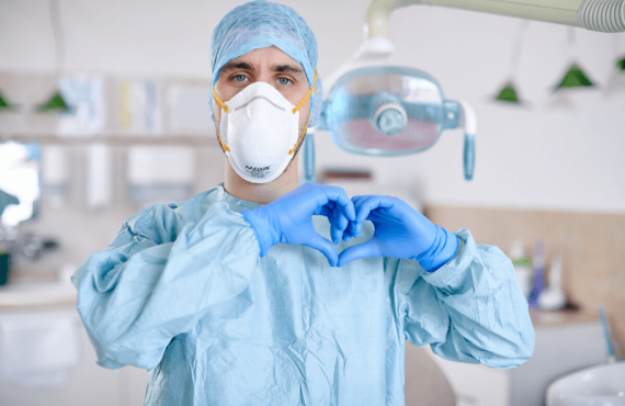 Dr. Varajti Artúr fogorvos, szájsebész szivet mutat a korona-vírus járvány ideje alatt.